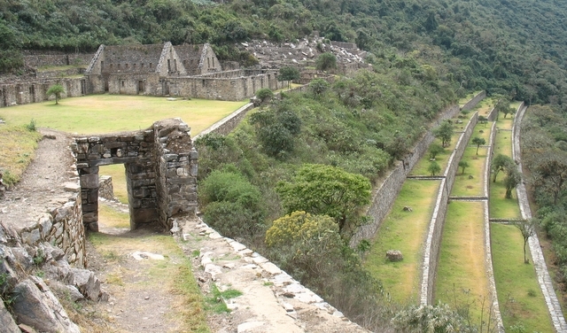 Contrucciones y andenes en Choquequirao
